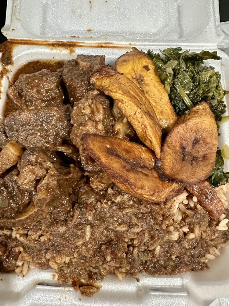 Slow-cooked oxtail plate with rice and peas and fried plantains